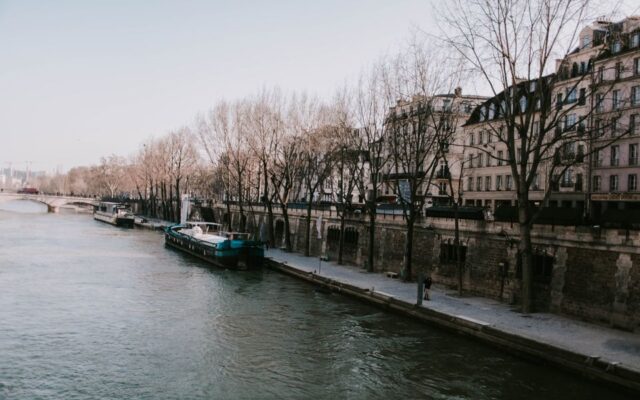 quais de Seine pour une séance photo romantique